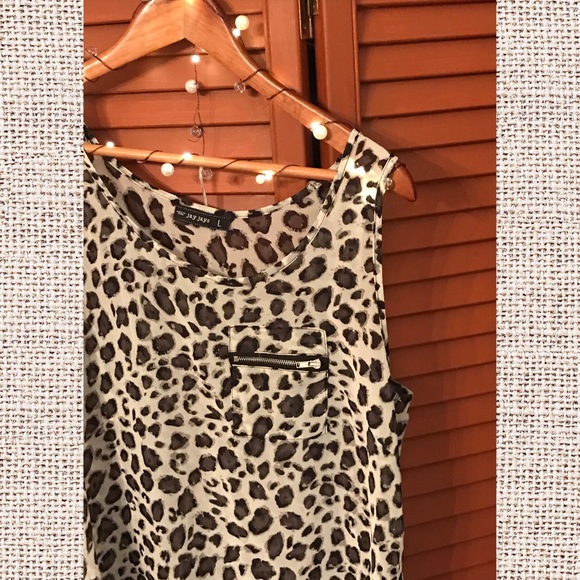 Animal print sleeveless blouse w zip pocket - Picture 4 of 8